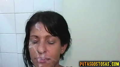 Jauna brunetė užsiėmė oraliniu ir analiniu seksu prieš gaudama spermos ant veido