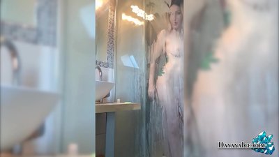 Kūdikis su sultingu užpakaliuku masturbuojasi duše