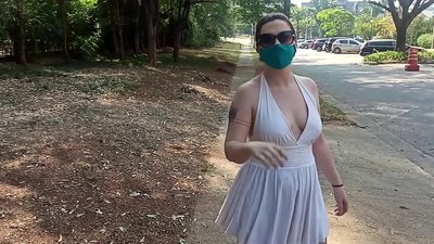 Viešas nuogumas: mergina iš Rusijos bando nusirengti Rio de Žaneiro gatvėse. Ji vos nebuvo suimta.