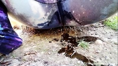 Susiurbimas gatvėje! Ateikite pažiūrėti, kaip LilKiwwiMonster sušlapina kelnaites ir šlapinasi į purvą!