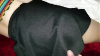 Miegojanti nekalta moksleivė sesuo gauna savo siaurą užpakaliuką su pirštais