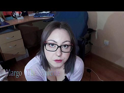 ❤️ Seksuali mergina su akiniais giliai čiulpia dildo į kamerą Kietas porno prie mūsų ❤