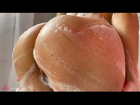 ❤️ Brunetė masturbuoja putytę su vibratoriumi iki intensyvaus orgazmo duše Kietas porno prie mūsų ❤