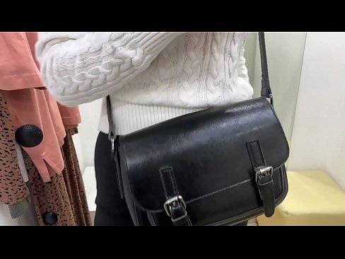 ❤️ Vieša jaunos kalės FeralBerry masturbacija su dildo aprangos kambaryje Kietas porno prie mūsų ❤