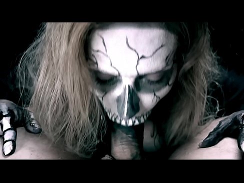❤️ Demoniška mergina čiulpia varpą savo juoda burna ir ryja spermą. Kietas porno prie mūsų ❤
