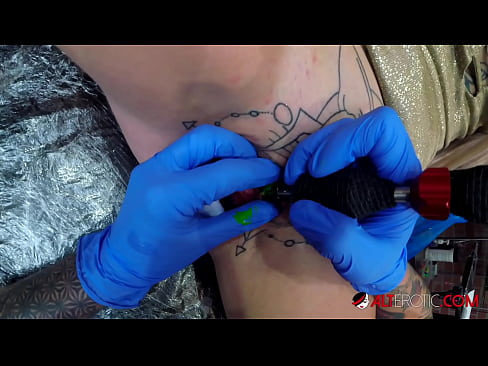 ❤️ Itin tatuiruota karšta Sully Savage gavo tatuiruotę ant savo klitorio Kietas porno prie mūsų ❤