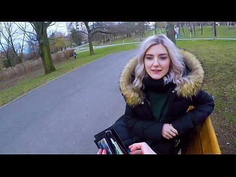 ❤️ Už pinigus nuryja karštą nepažįstamojo spermą - blowjob in the park by Eva Elfie Kietas porno prie mūsų ❤